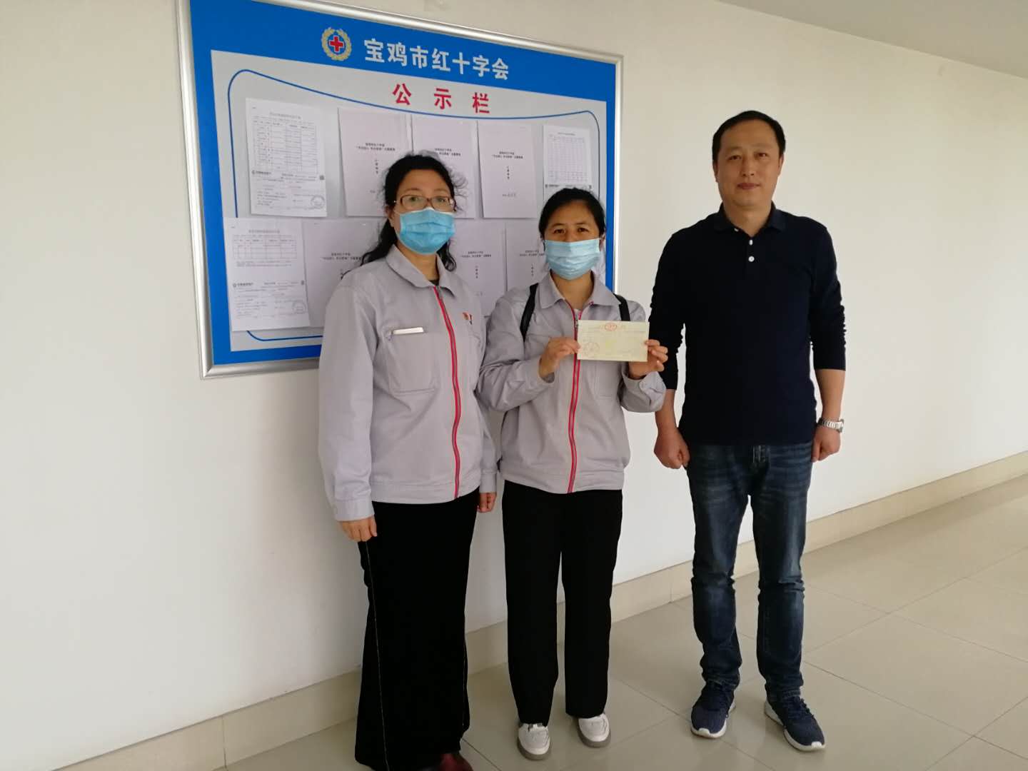 1589249905812183.jpeg 寶光股份36名群眾抗疫捐款3780元募捐合影.jpg